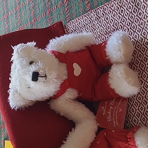 Hallmark Blushing Bears Valentines Kiss Kiss 💋 Bears - Picture 3 of 12